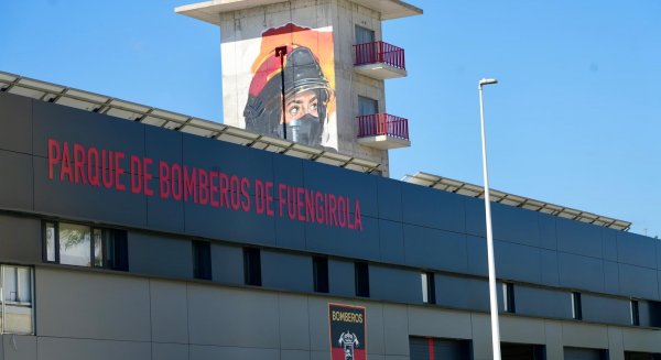 Fuengirola convierte la torre de entrenamiento del Parque de Bomberos en un mural de arte urbano