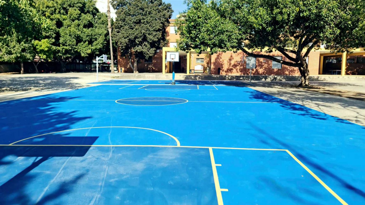 El colegio Picasso renueva sus pistas deportivas como compensación por las obras del metro