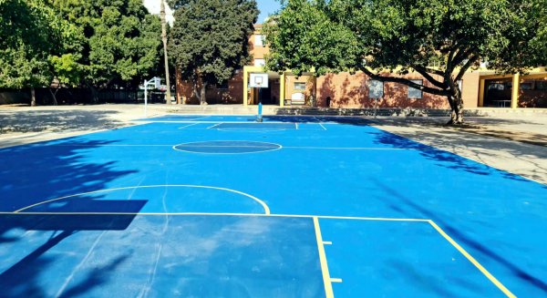 El colegio Picasso renueva sus pistas deportivas como compensación por las obras del metro