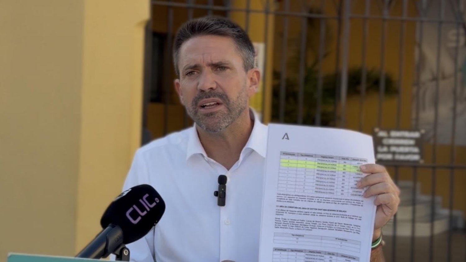 La oposición acusa al PP de Vélez-Málaga de tener 'aparcada' una de sus ambulancias durante el desplome del ascensor