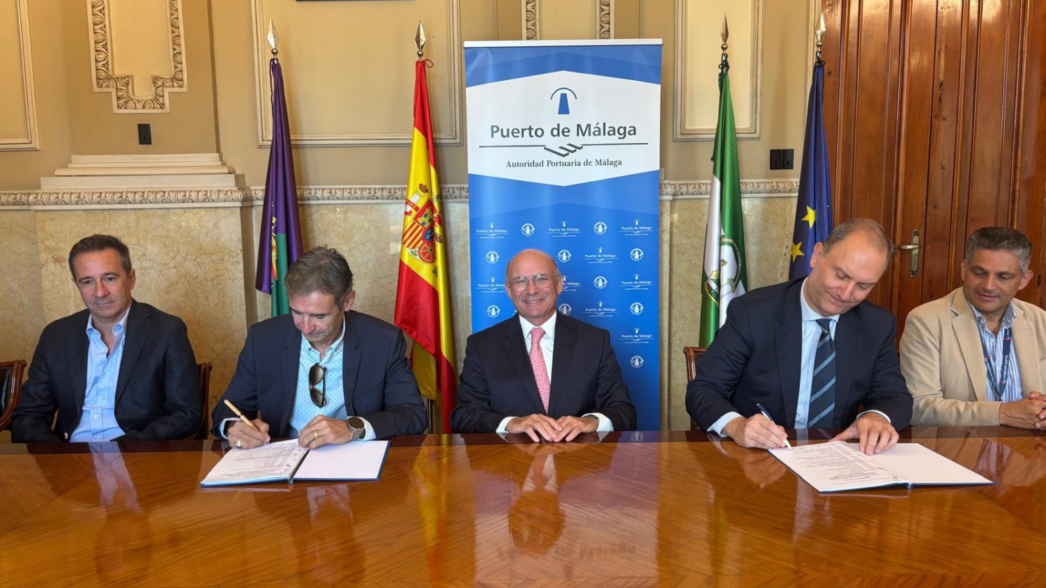 El nuevo convenio de la estiba del Puerto regula las relaciones laborales de 180 trabajadores