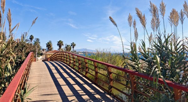 Estepona adjudica el suministro e instalación de 162 farolas a la empresa Roura Cevasa
