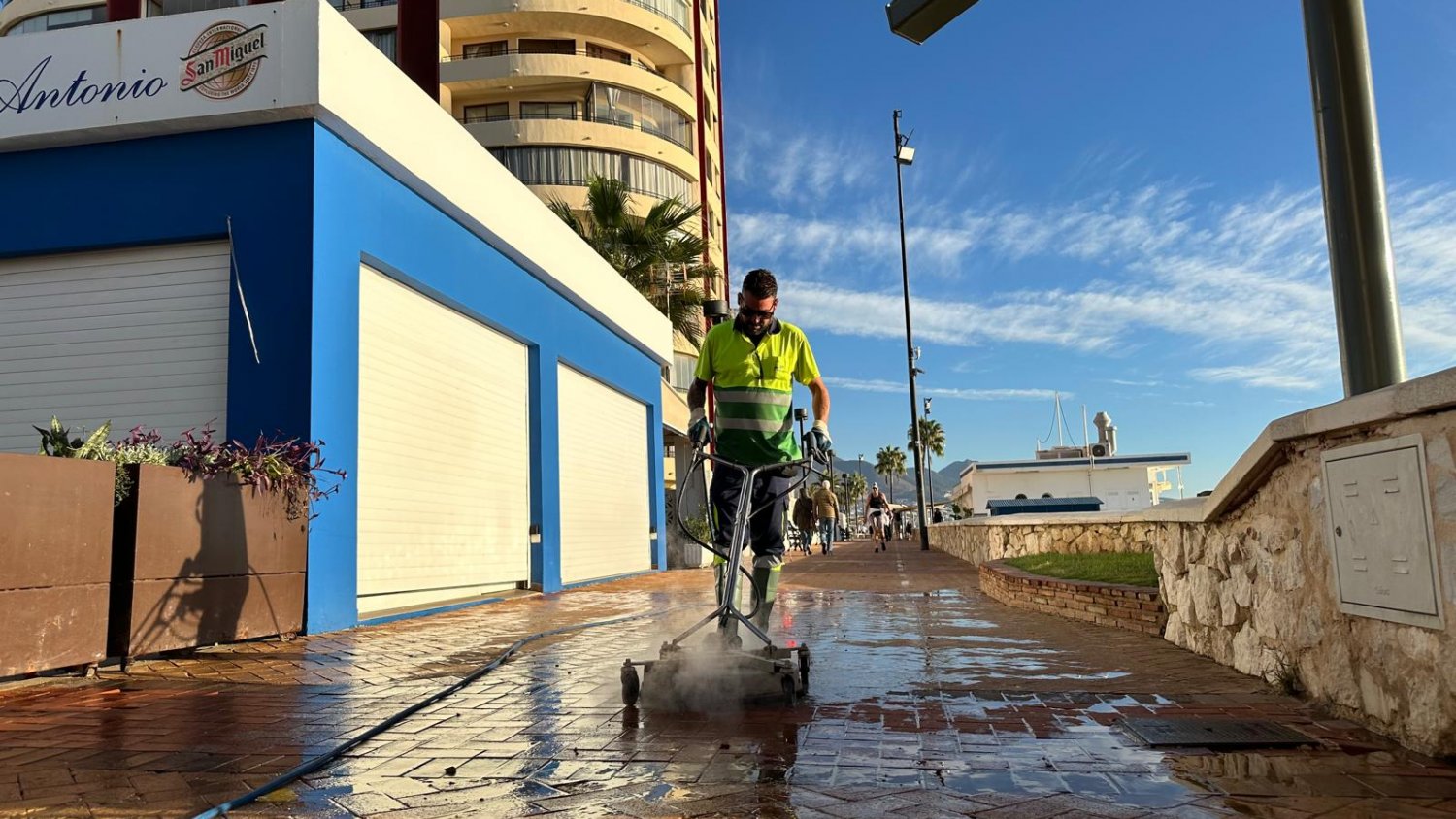Fuengirola comienza un plan adicional de limpieza que interviene en 20 mil metros cuadrados anuales de viales