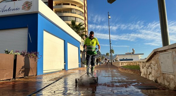 Fuengirola comienza un plan adicional de limpieza que interviene en 20 mil metros cuadrados anuales de viales