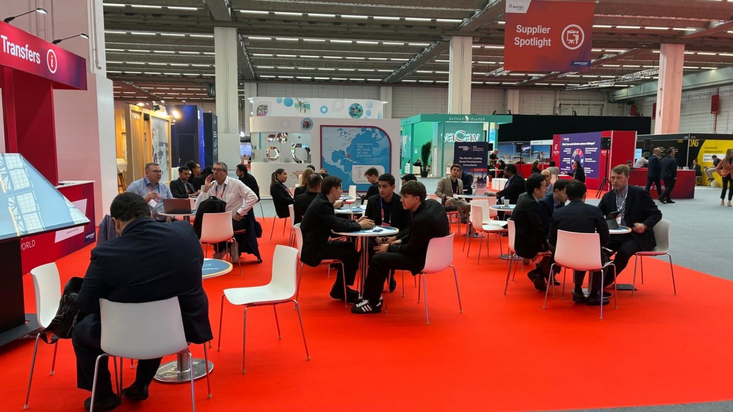 La Conserjería de Turismo se reúne con aerolíneas en la feria Routes World en Alemania