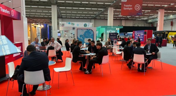 La Conserjería de Turismo se reúne con aerolíneas en la feria Routes World en Alemania