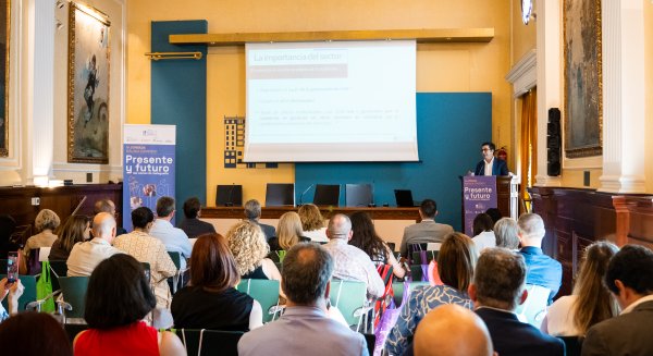 Empresarios de Málaga estudian la aplicación práctica de la IA en la V Jornada Málaga Comercio