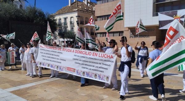 El personal de Ayuda a Domicilio de Fuengirola se concentra para denunciar sus 'precarias' condiciones laborales 