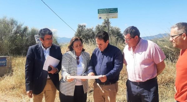 La viceconsejera de Agricultura realiza una visita técnica a las actuaciones en caminos rurales de Casarabonela
