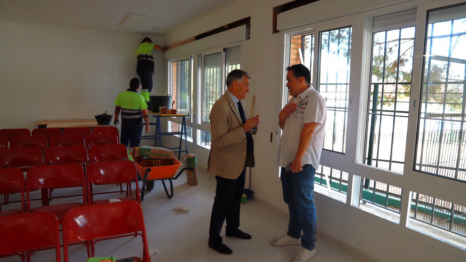 El Ayuntamiento renueva la carpintería metálica del aula de usos múltiples del CEIP Miguel Hernández en Marbella