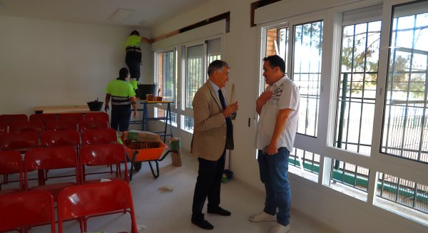 El Ayuntamiento renueva la carpintería metálica del aula de usos múltiples del CEIP Miguel Hernández en Marbella