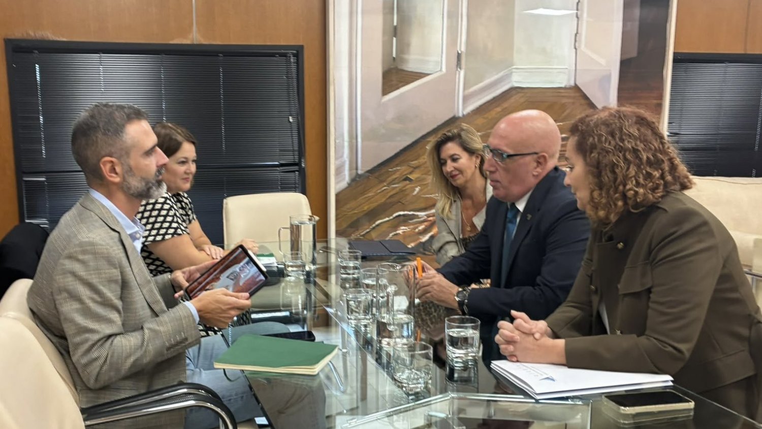 El consejero de Agricultura se reúne con el Clúster Marítimo-Marino para colaborar en materia de economía azul