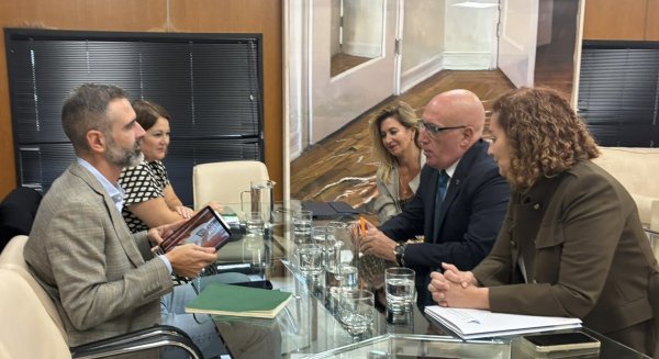 El consejero de Agricultura se reúne con el Clúster Marítimo-Marino para colaborar en materia de economía azul