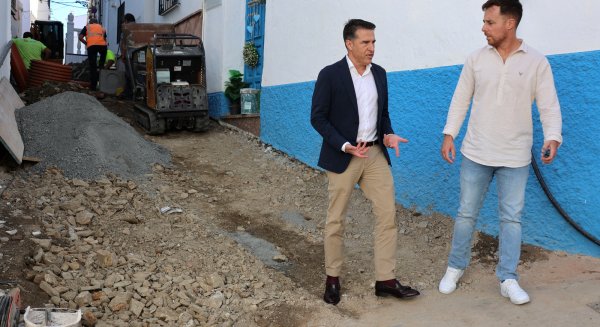 La empresa concesionaria de agua potable de Torrox renueva las redes de abastecimiento del centro histórico
