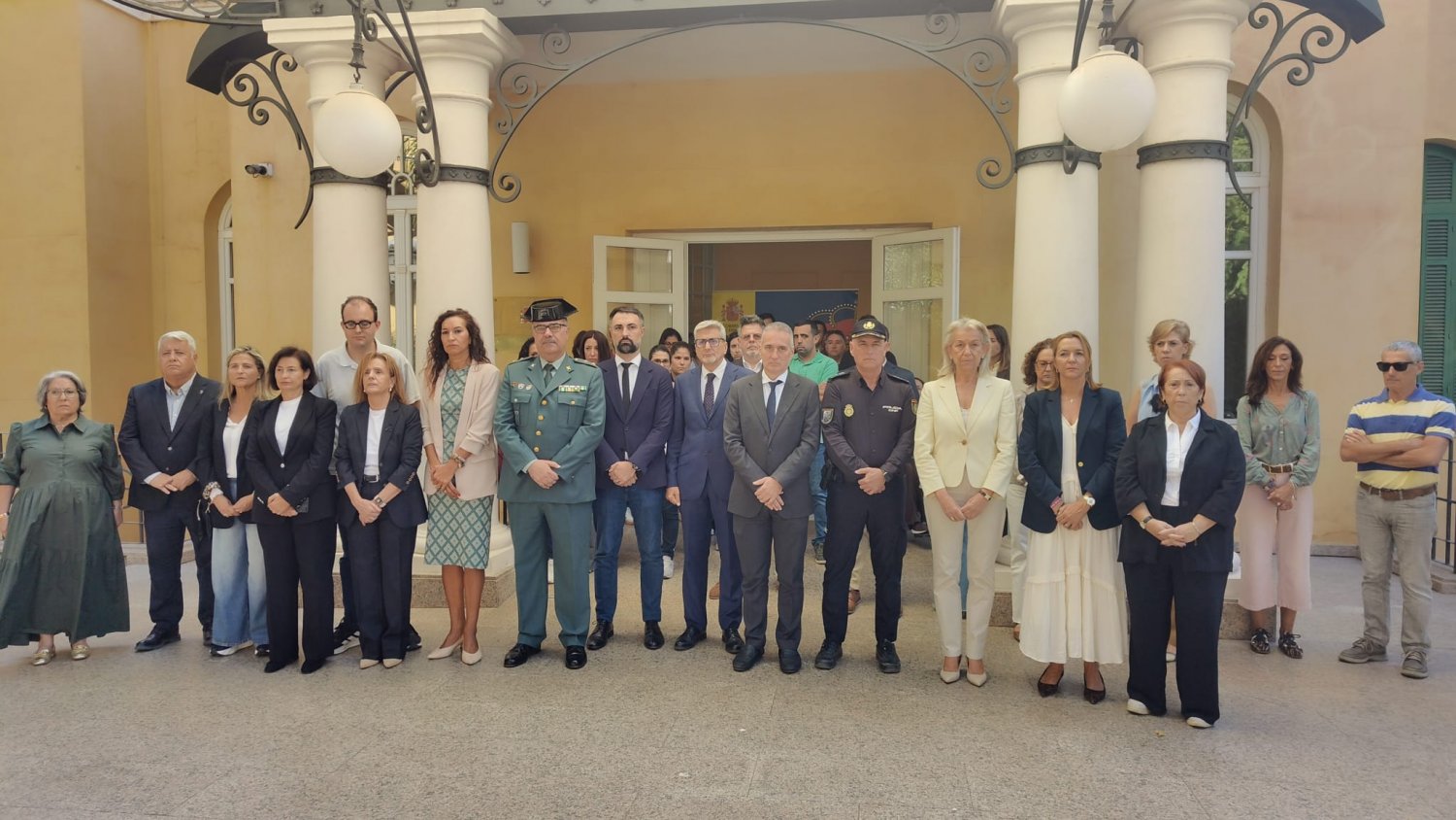 El subdelegado accidental Iván Banderas guarda un minuto de silencio junto a las instituciones malagueñas y andaluzas