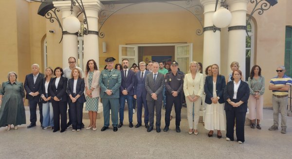 El subdelegado accidental Iván Banderas guarda un minuto de silencio junto a las instituciones malagueñas y andaluzas