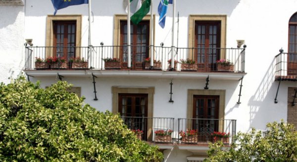 Marbella habilita una línea especial de autobús urbano junto a Avanza por el Día de Todos los Santos