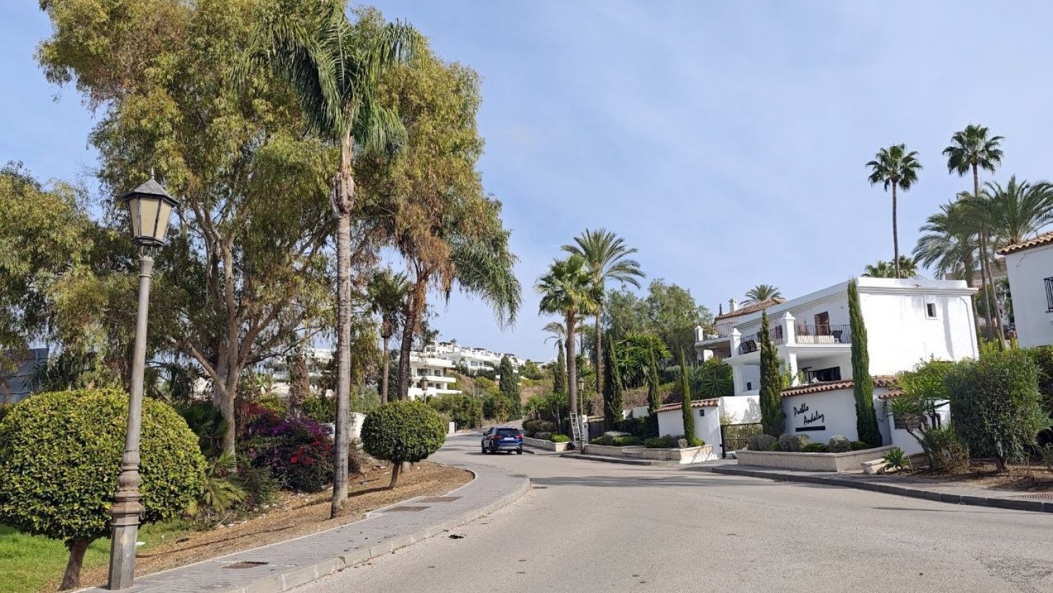 Estepona adjudica a Elecnor Servicios y Proyectos SAU la instalación de 140 farolas solares híbridas