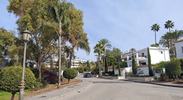 Estepona adjudica a Elecnor Servicios y Proyectos SAU la instalación de 140 farolas solares híbridas