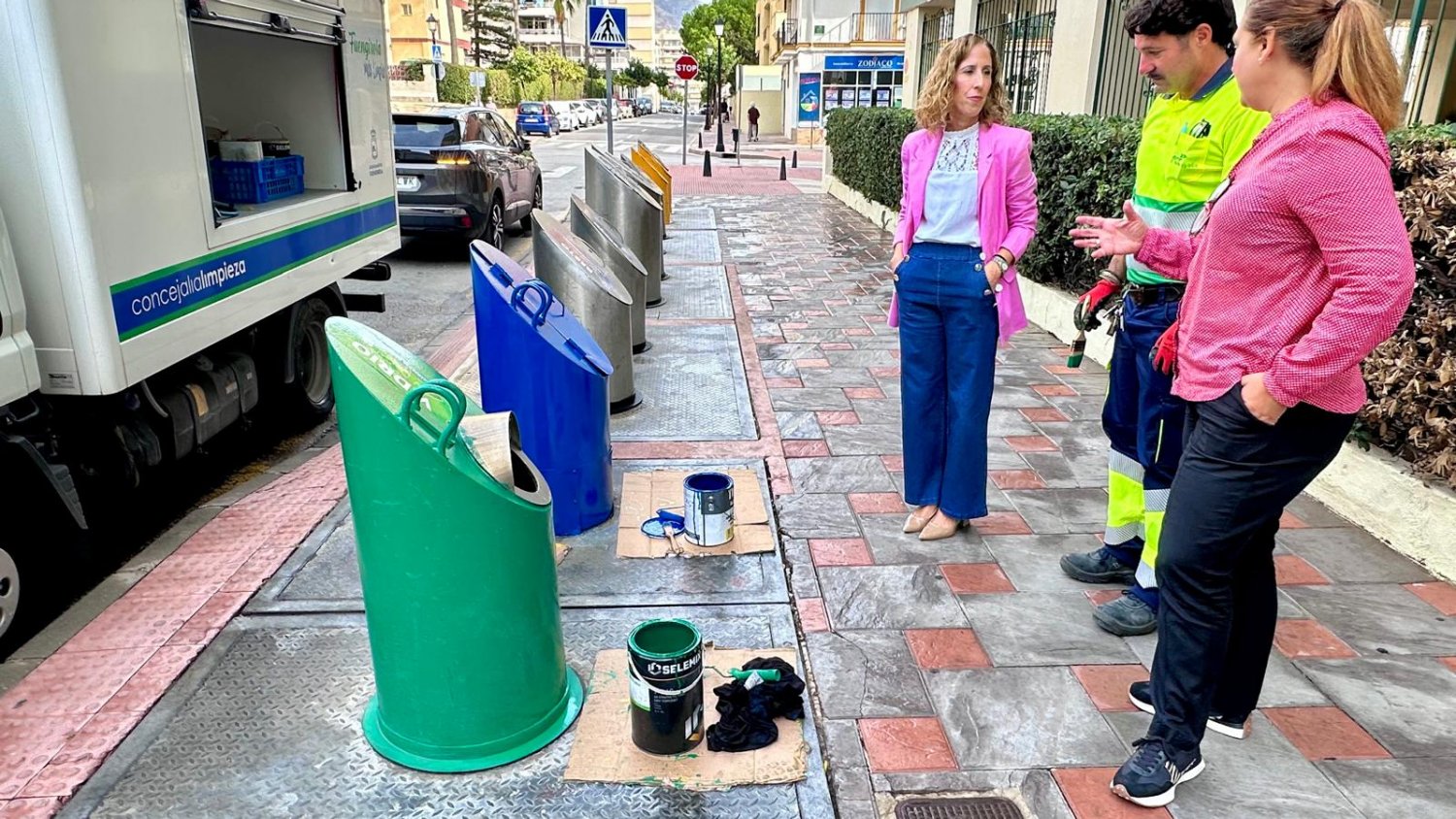 Fuengirola pinta más de 300 buzones de recogida selectiva de residuos