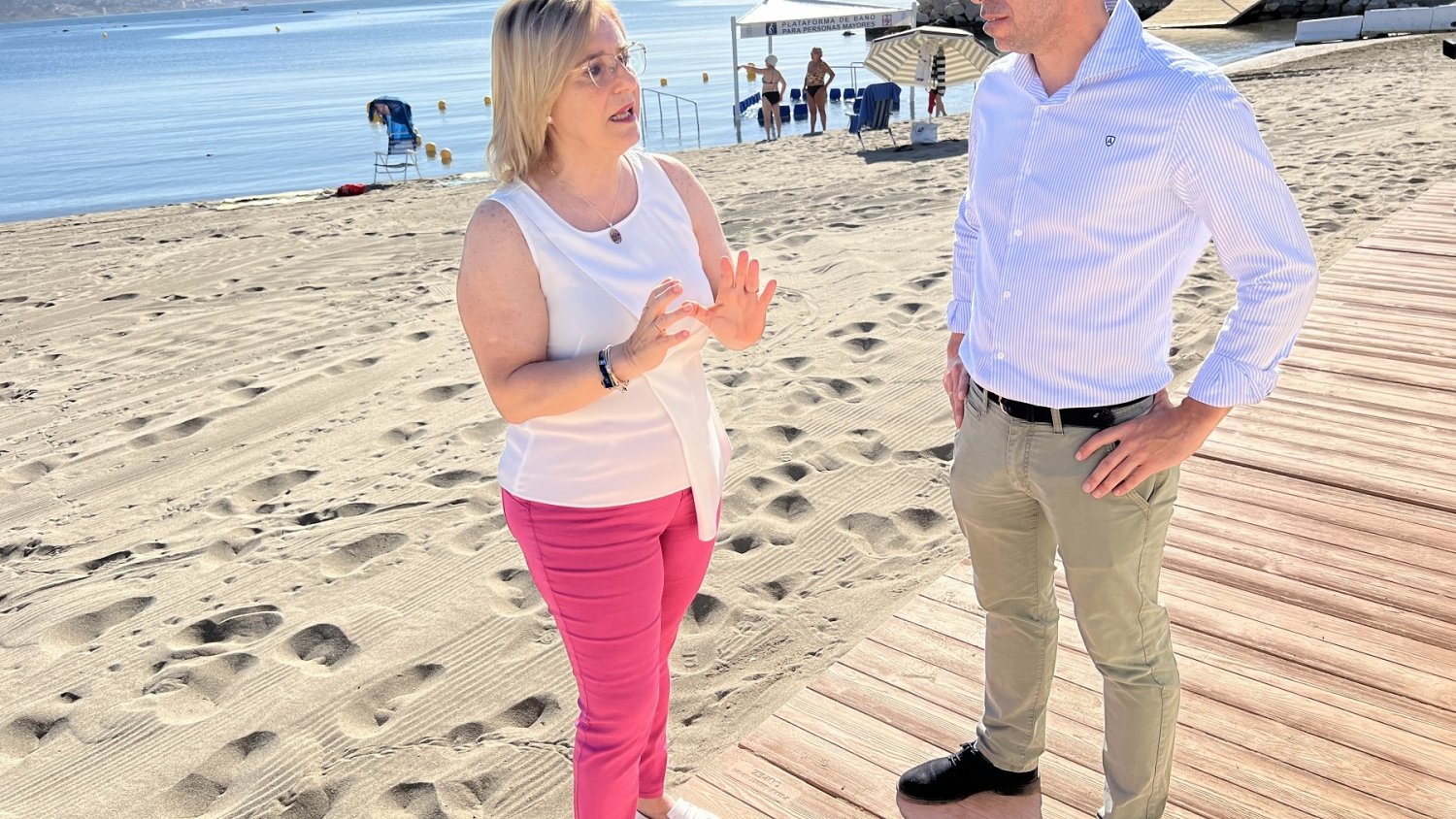 Fuengirola instala una plataforma para facilitar el baño a los mayores en la playa de San Francisco