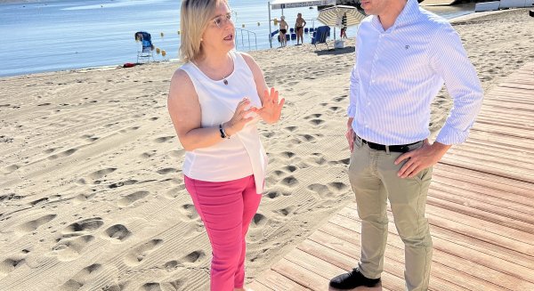 Fuengirola instala una plataforma para facilitar el baño a los mayores en la playa de San Francisco