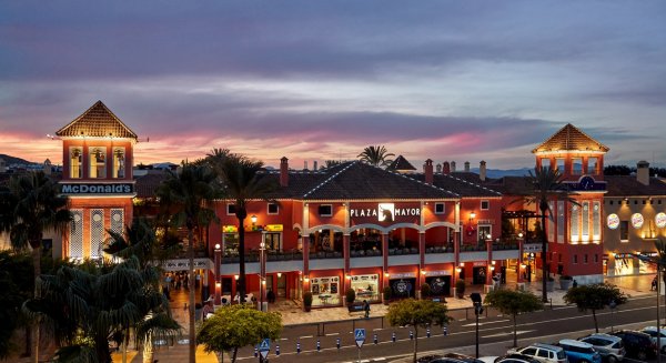 El Centro Comercial Plaza Mayor anuncia su apertura todos los días en verano
