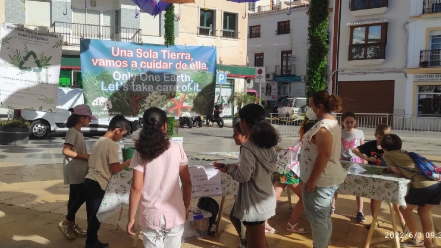 Escolares de Torrox celebran el Día del Medio Ambiente con una jornada sobre el reciclaje de envases