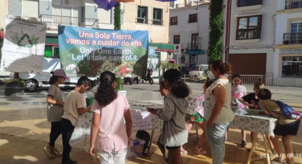 Escolares de Torrox celebran el Día del Medio Ambiente con una jornada sobre el reciclaje de envases