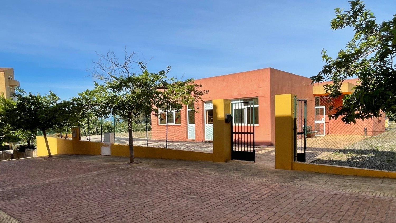 Estepona ya empieza a prestar servicios del centro de estancia diurna cedido a AFESOL