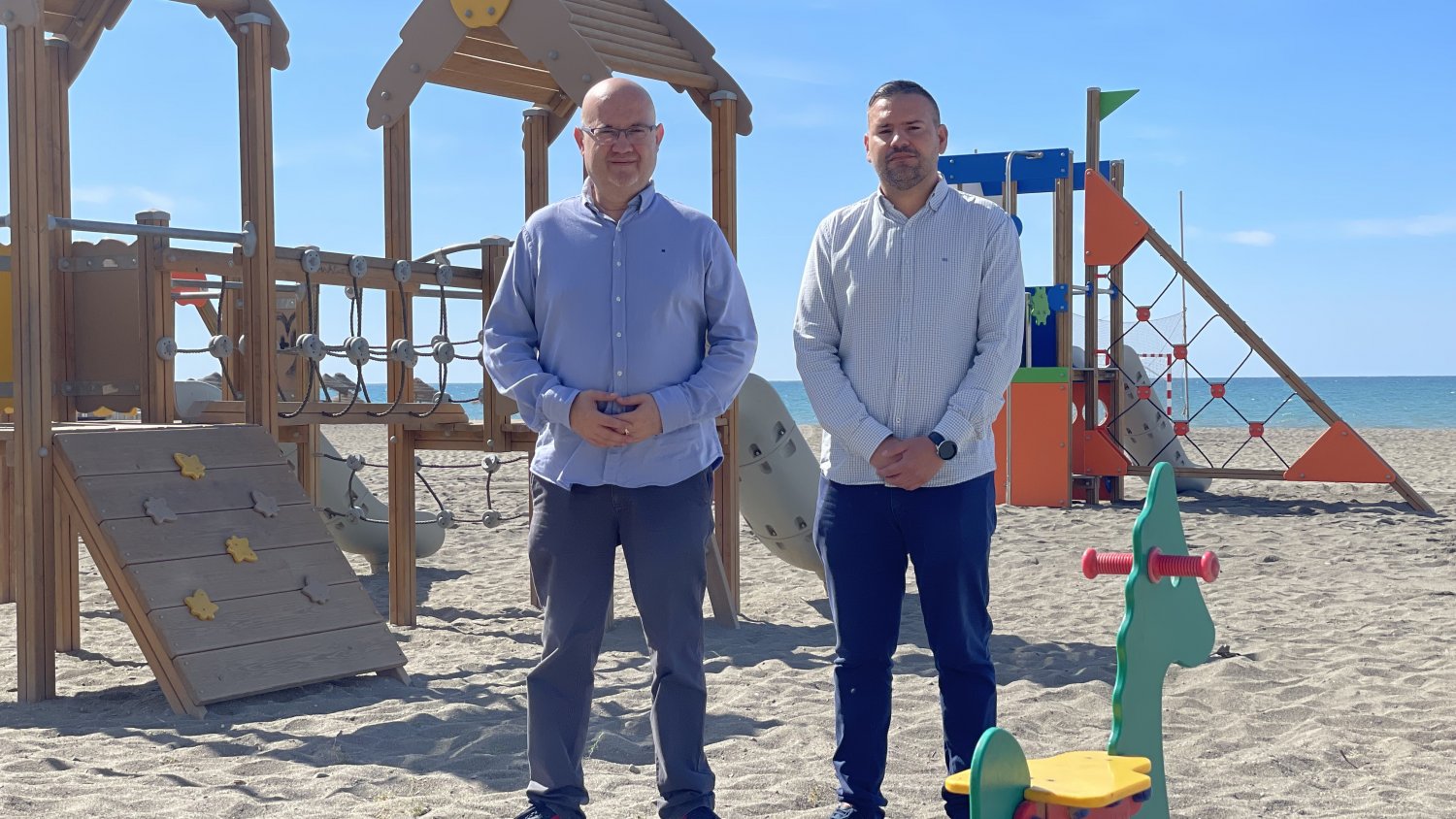 Playas presenta el nuevo equipamiento del parque infantil del litoral de Benajarafe