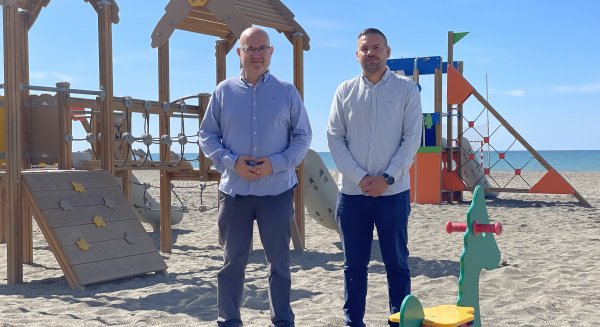 Playas presenta el nuevo equipamiento del parque infantil del litoral de Benajarafe