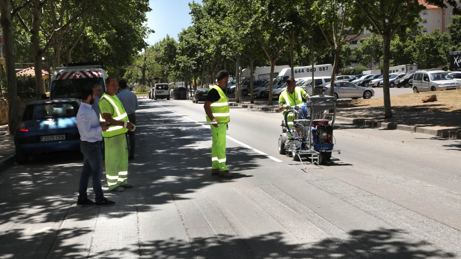 Marbella acomete trabajos de señalización para mejorar la seguridad vial en el entorno del recinto ferial
