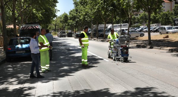 Marbella acomete trabajos de señalización para mejorar la seguridad vial en el entorno del recinto ferial
