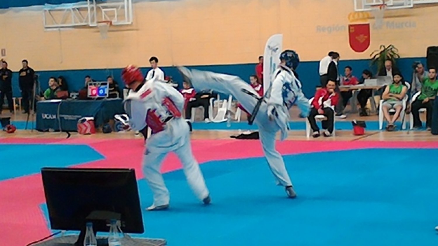UMA.- El estudiante Juan Luis Onieva recibe la medalla de plata en Taekwondo