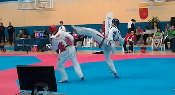UMA.- El estudiante Juan Luis Onieva recibe la medalla de plata en Taekwondo
