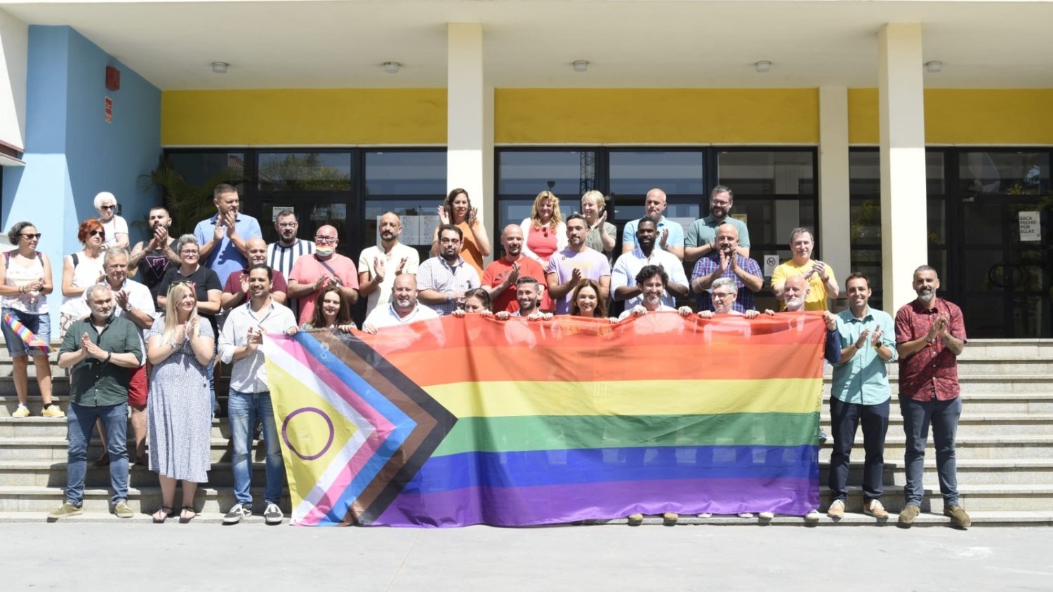 Los actos centrales del Pride 2022 de Torremolinos dan comienzo con el despliegue de la bandera arcoíris