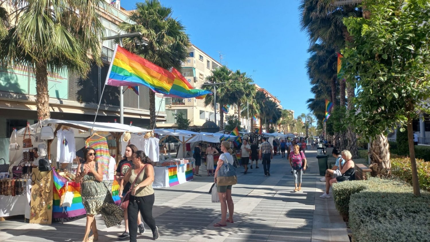 La Avenida Palma de Mallorca acoge el I Mercado LGTBI de Torremolinos hasta el 5 de junio