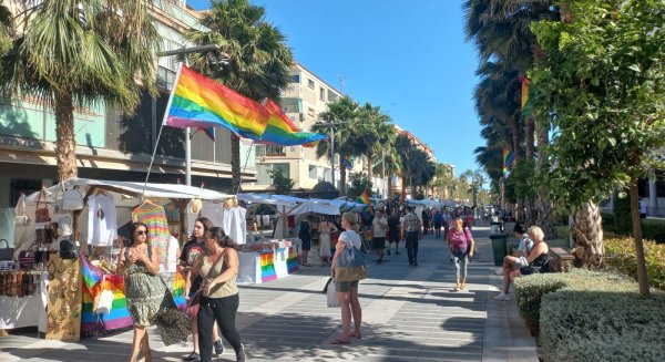 La Avenida Palma de Mallorca acoge el I Mercado LGTBI de Torremolinos hasta el 5 de junio