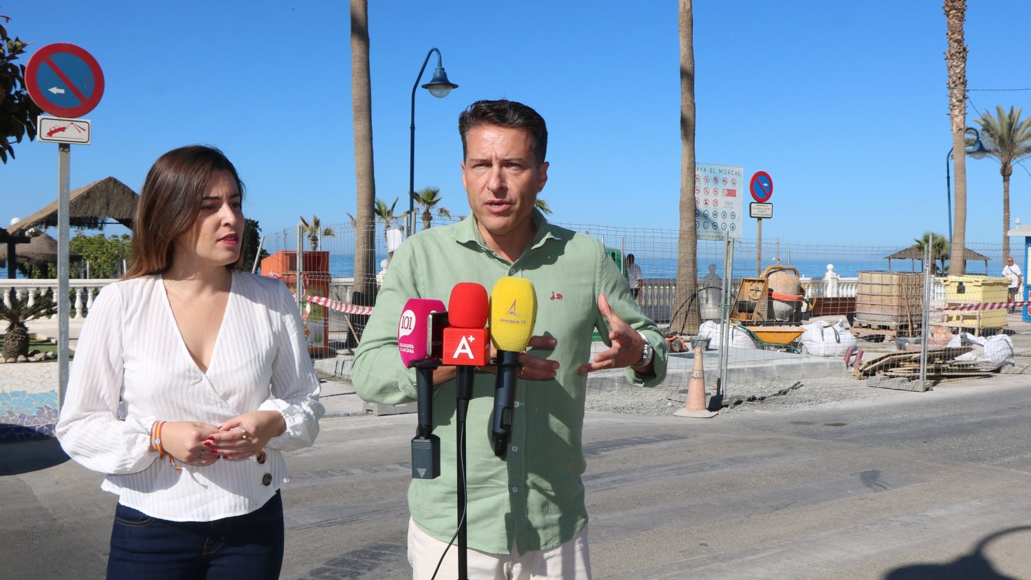 El Ayuntamiento de Torrox comienza la instalación de 25 islas de contenedores soterrados