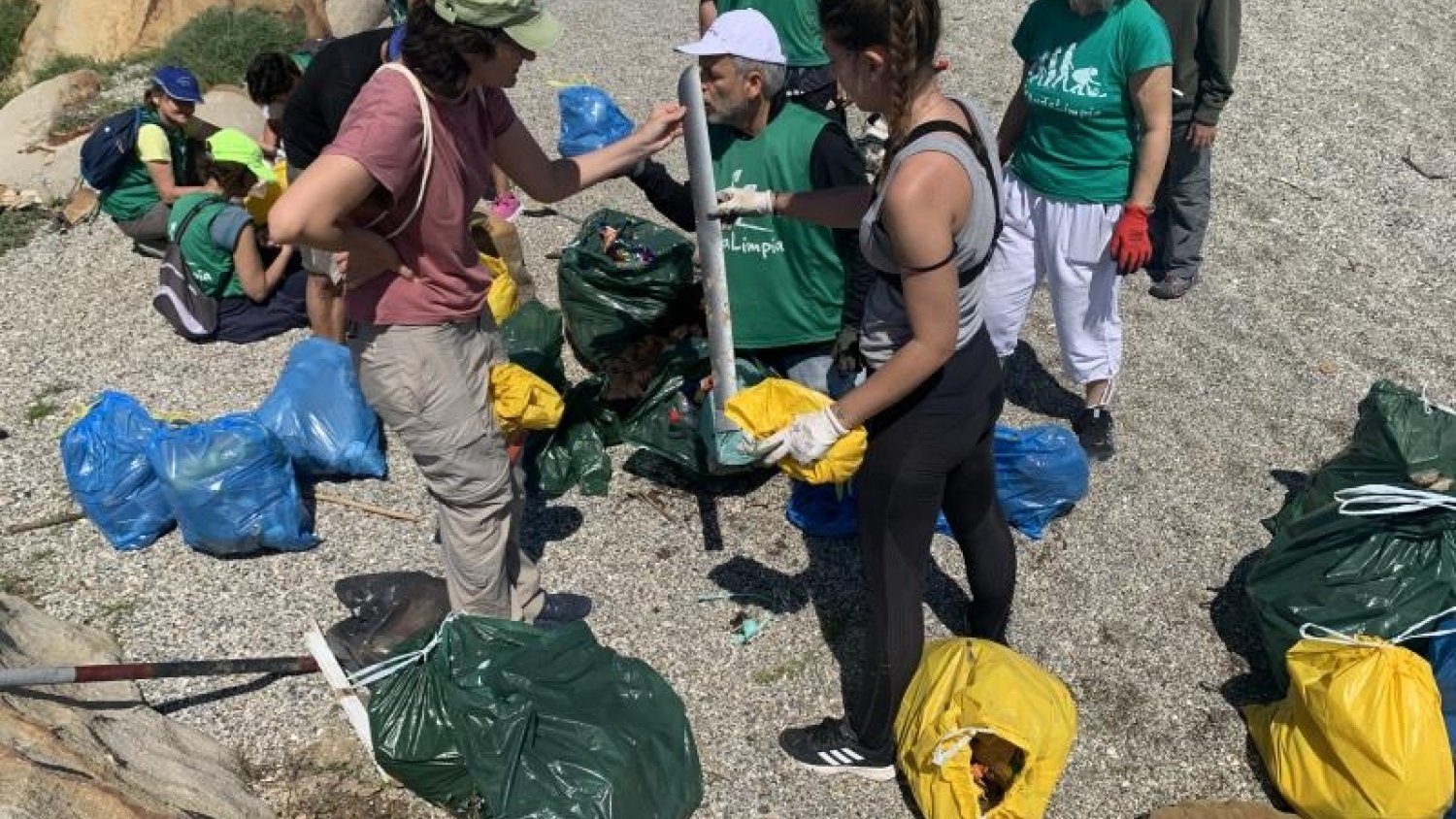El programa 'Mares 0,0' de la Diputación recoge casi una tonelada de residuos en cuatro playas