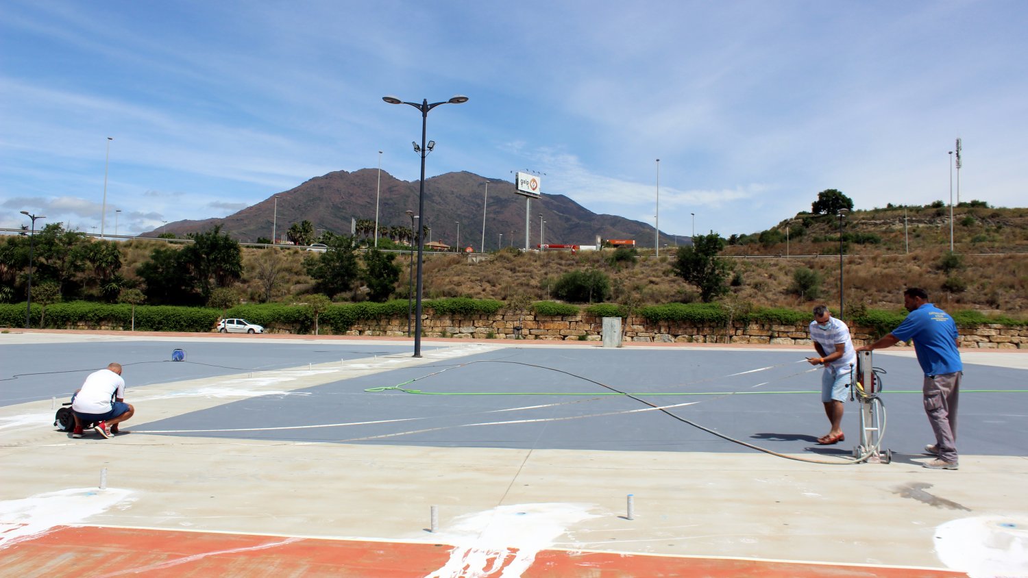 El Ayuntamiento de Estepona realiza reformas en una decena de pistas deportivas del Parque Ferial