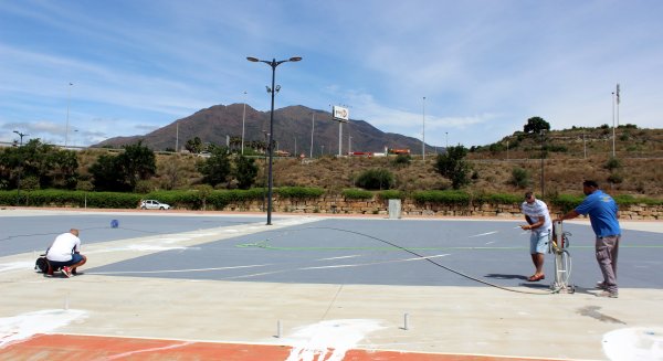 El Ayuntamiento de Estepona realiza reformas en una decena de pistas deportivas del Parque Ferial