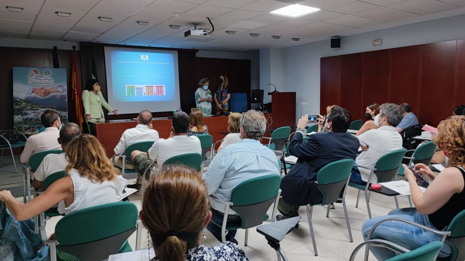 El Área Sanitaria Málaga-Axarquía forma a más de 70 administradores de fincas en la gestión de las piscinas