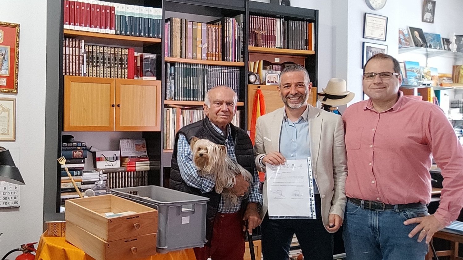 El fotógrafo Paco García recoge más de 25 años de la historia de Nerja y lo dona al Museo de la localidad