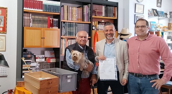 El fotógrafo Paco García recoge más de 25 años de la historia de Nerja y lo dona al Museo de la localidad