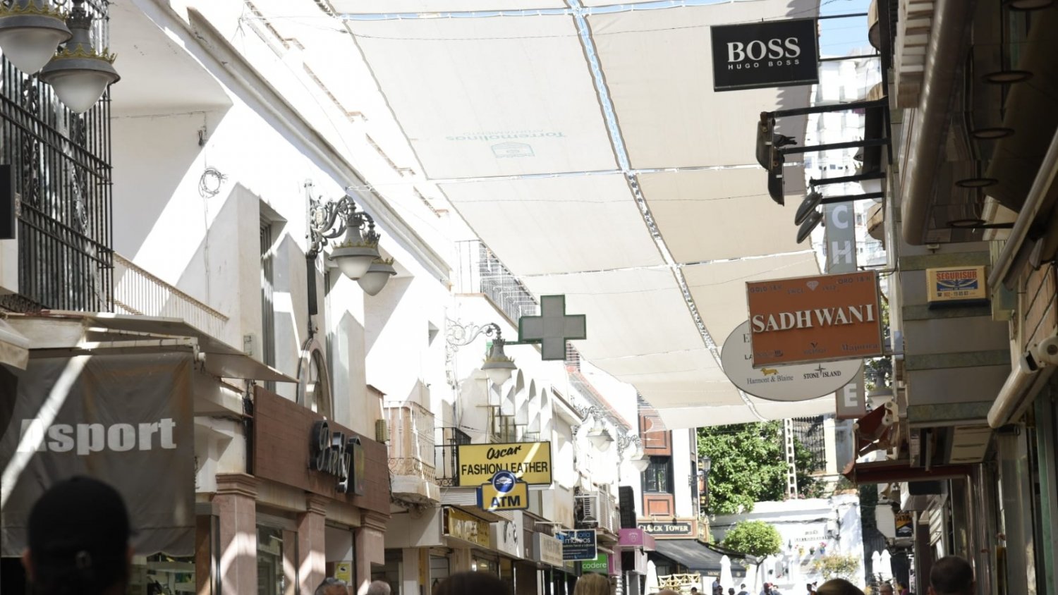 Torremolinos instala toldos nuevos en la calle San Miguel para aliviar las altas temperaturas