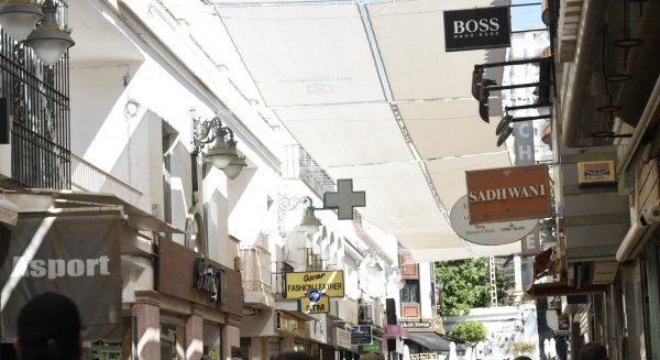 Torremolinos instala toldos nuevos en la calle San Miguel para aliviar las altas temperaturas
