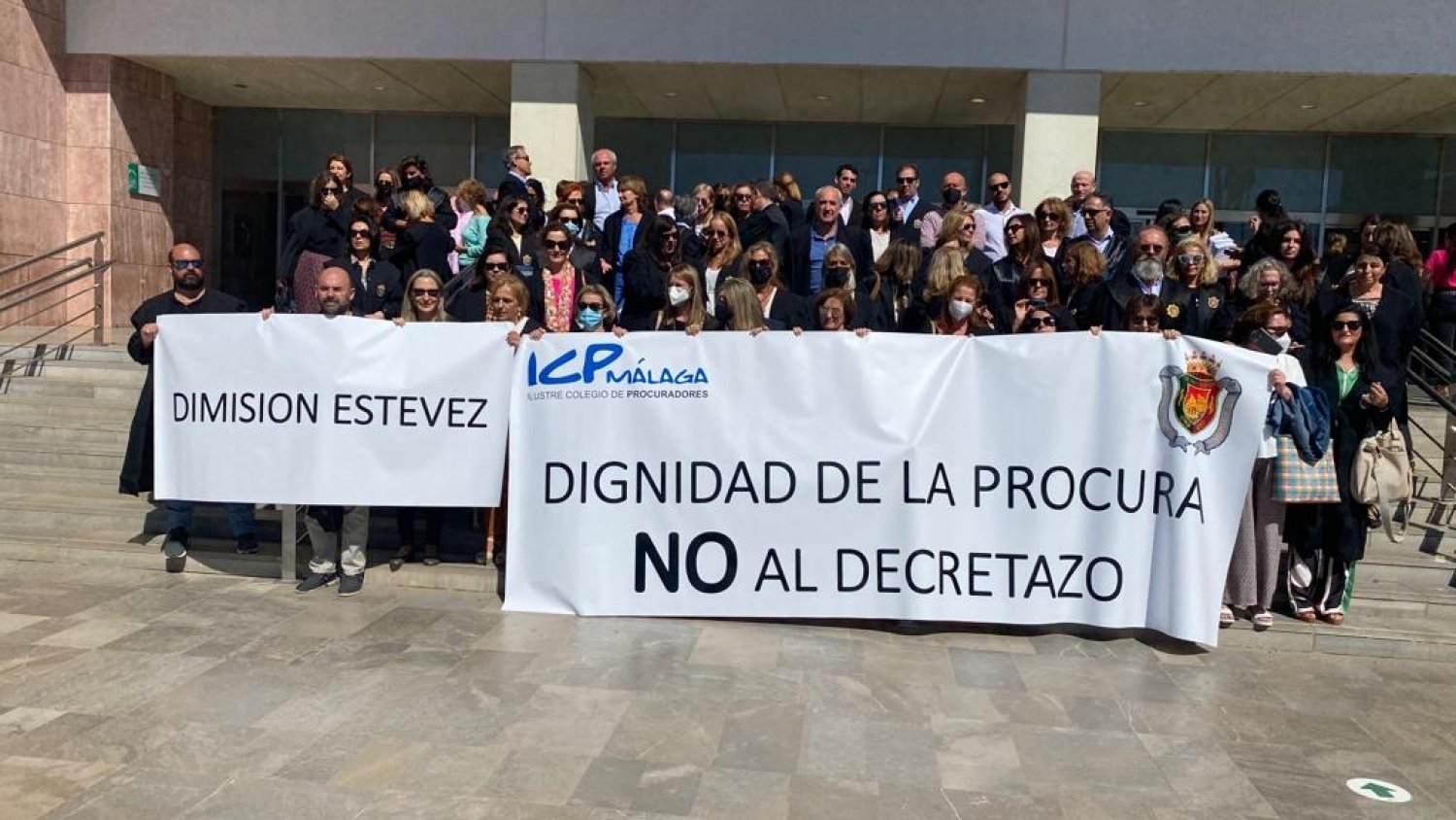 Los procuradores malagueños se manifiestan contra el Real Decreto que rebaja sus honorarios
