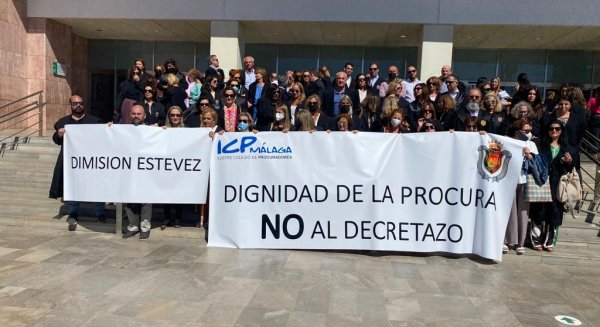 Los procuradores malagueños se manifiestan contra el Real Decreto que rebaja sus honorarios